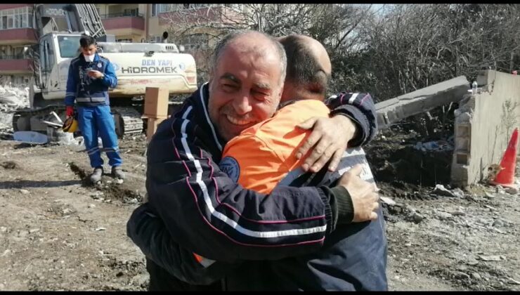 HATAY’DA DUYGULANDIRAN SARILMA. GÜNLER SONRA KENDİSİNİ ENKAZDAN KURTARAN EKİPLE BULUŞTU