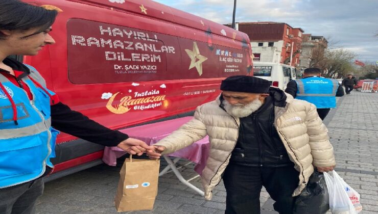 TUZLA BELEDİYESİ İFTAR SAATİNDE YOLLARDA OLAN İSTANBULLULARA İFTARİYELİK DAĞITTI