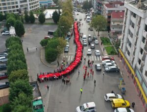 350 METRELİK DEV BAYRAK TUZLA SOKAKLARINDA EL ÜSTÜNDE TAŞINDI