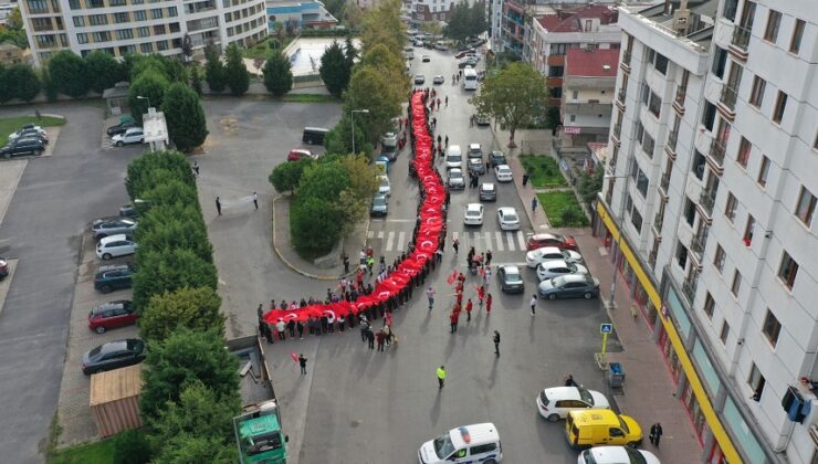 350 METRELİK DEV BAYRAK TUZLA SOKAKLARINDA EL ÜSTÜNDE TAŞINDI