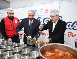 TUZLA’DA HER GÜN GEREKSİNİM DUYAN 5 BİN VATANDAŞA YEMEK DAĞITILIYOR